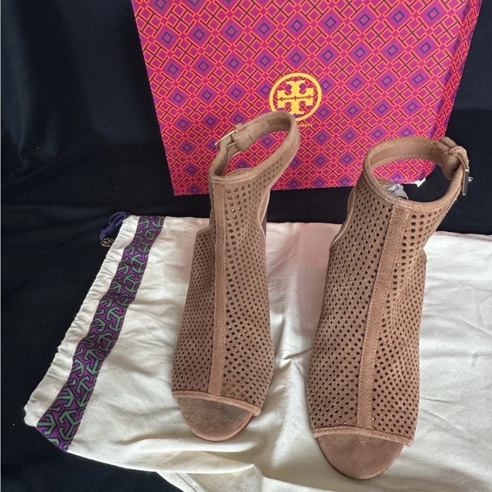 Tory Burch Jessie Brown Perforated suede
Ankle Booties